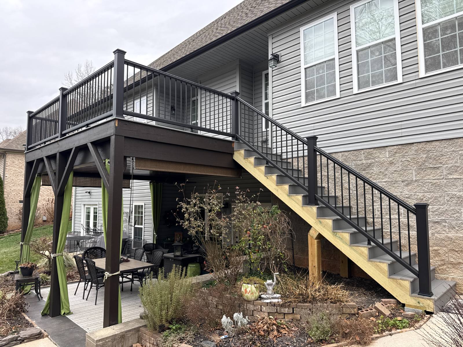 Custom Trex® Pebble Grey Deck with Black Railing & Staircase